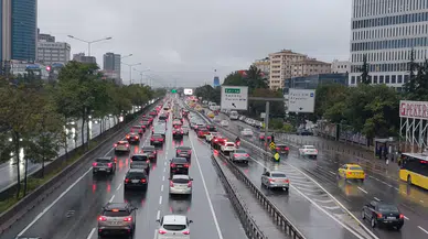 İstanbul'da yağışlı hava ulaşımı kilitledi: D-100'de uzun kuyruklar