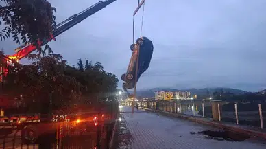 Kızılırmak sahil yolunda korkutan çökme: Otomobil dev çukura saplandı