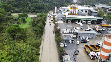 İstanbul'da sağanak kabusu: Eyüpsultan'da yollar sular altında kaldı