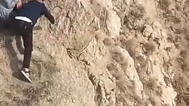 Erzurum'da nefes kesen operasyon: Kayalıklarda mahsur kalan koyunu kementle kurtardılar