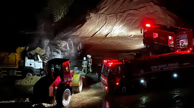 Edirne'de gece yarısı dehşeti: Kum ocağında üç kamyon küle döndü