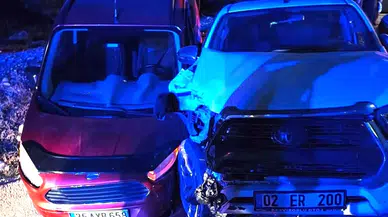 Kahta yolunda feci çarpışma: 8 kişi hastanelik oldu