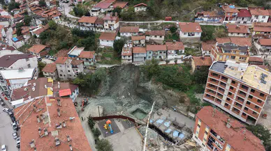Tokat'ta inşaat paniği: Yol çöktü, evler boşaltıldı