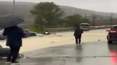 İstanbul'da sağanak kabusu: Motosikletliler sulara teslim oldu