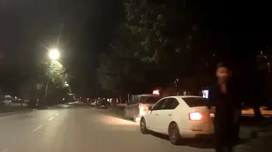 Trafikte selektör gerilimi: Küfürler savurup aracın önünü kesti