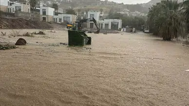 Bodrum'da şiddetli yağış hayatı felç etti: İş yerleri sular altında kaldı