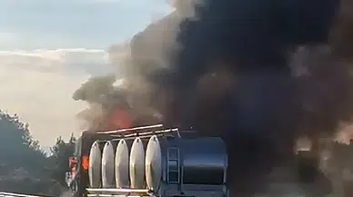 TAG Otoyolu'nda korkutan yangın: Seyir halindeki TIR küle döndü
