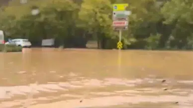 Beykoz'da aniden bastıran sağanak ulaşımı felç etti
