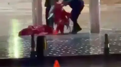 Taksim'de fırtınaya karşı duyarlı hareket: Yere düşen bayrağı polis kurtardı