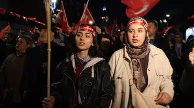 İzmir sokakları 29 Ekim coşkusuyla aydınlandı: 350 metrelik bayrakla dev yürüyüş