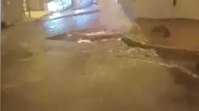 Beyoğlu'nda korkutan görüntü: Açıkta kalan kablolar yağmurla birlikte tutuştu