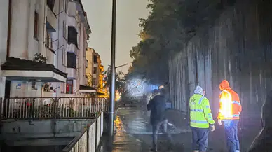 Zonguldak'ta sağanak felaketi: Lojman duvarı araçların üzerine yıkıldı