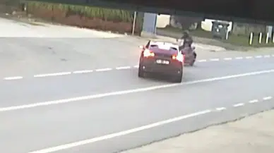 Sapanca'da motosiklet kazası güvenlik kamerasına böyle yansıdı