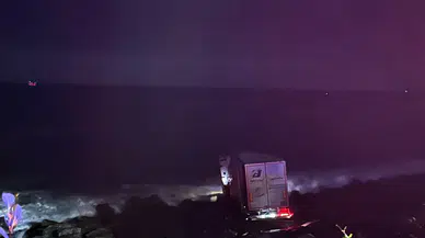 Karadeniz sahilinde korkutan kaza: TIR denize düşmekten son anda kurtuldu
