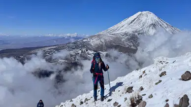 Zirveden gelen eşsiz manzara: Dağcılar bulutların üzerindeki Ağrı Dağı'nı görüntüledi