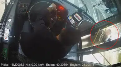 Bursa'da trafikte öfke patlaması: Otobüs camını yumruklarıyla parçaladı