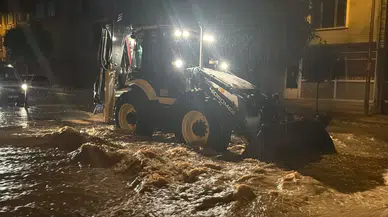 Karasu'da sağanak yağış hayatı felç etti: Sokaklar sular altında kaldı
