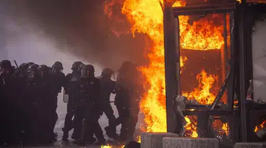 Paris sokaklarında şiddet dalgası: 1200 gözaltı