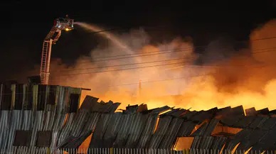 Buca'da gece yarısı korkutan yangın: Depo küle döndü