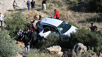 Antalya'da korkunç kaza: Seyir terasından uçuruma yuvarlanan otomobil hurdaya döndü