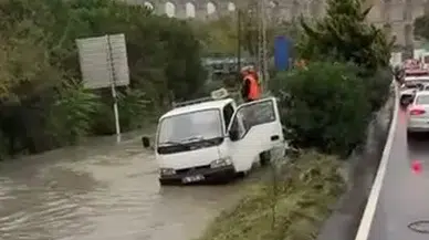 İstanbul'da sağanak felaketi: Kamyonet rögara saplandı