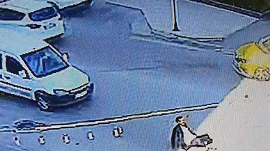 Adana'da dehşet anları: Trafikte durdurduğu aracın üzerine çıkıp gasbetti