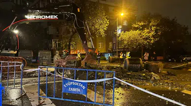 İstanbul'da sağanak yağışın ardından Eyüpsultan'da yol çöktü