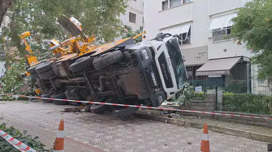 İstanbul'da korkutan kaza: İnşaat vincinin çarptığı bina hasar gördü