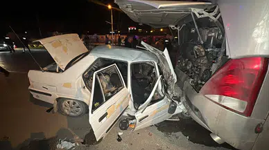 Malatya'da gece yarısı dehşeti: Otomobil otobüse çarptı