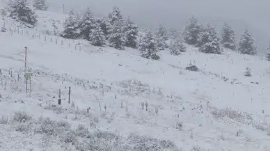 Bolu'nun zirvesinde sezonun ilk sinyalleri: Kartalkaya'ya mevsimin ilk karı düştü