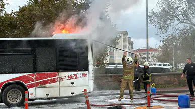 Çanakkale'de korkutan otobüs yangını: Araç hurdaya döndü