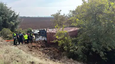 Bursa'da korkutan kaza: Direksiyon hakimiyetini kaybeden TIR tarlaya devrildi