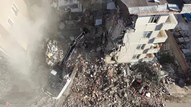 Maltepe'deki tehlikeli binada yıkım operasyonu havadan görüntülendi