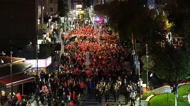 Bolu sokakları Cumhuriyet ışığıyla aydınlandı