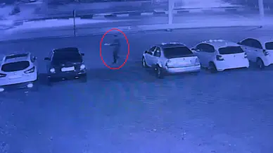 Antalya'da dehşet anları: Galeri önündeki araçları benzinle yaktı