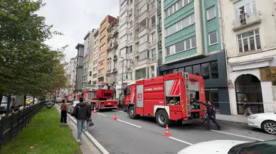 Cumhuriyet Caddesi'nde korkutan yangın: Tadilat yapılan binadan yükselen dumanlar paniğe yol açtı
