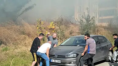 Edirne'de korkutan yangın: Vatandaşlar alevlerin arasındaki aracı kurtarmak için yarıştı