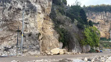 Amasra'da heyelan alarmı: Yamaçtan kopan dev kayalar limana indi