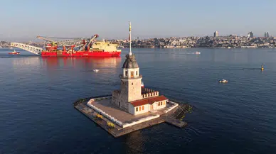 Dev boru döşeme gemisi JSD6000 İstanbul Boğazı'nda: Trafik geçici olarak durduruldu