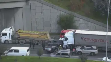 Bağcılar'da trafik felç: Hafriyat kamyonu ve TIR birbirine girdi