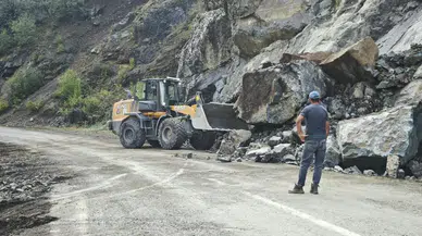 Şavşat'ta ulaşım durdu: Heyelan köy yolunu trafiğe kapattı