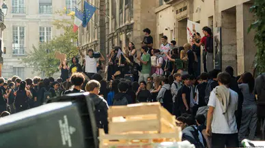 Fransa'da 30 bin lise öğrencisi haftalarca yüz yüze eğitim alamayacak
