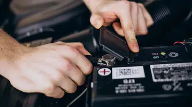 Arabanın aküsü biterse nasıl çalıştırılır? Takviye kablosuyla çalıştırma rehberi