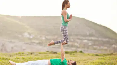 Sosyal medyada yeni akım: “Eş değiştirmeli yoga” tepki çekti