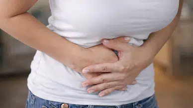 “Çikolata kisti” diye girdi, ölümden döndü: Ameliyatta bağırsağı delindiğini iddia etti