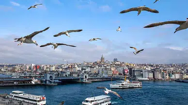İstanbul’da bahar havası sahilleri doldurdu: Karaköy’de güneş keyfi, Menekşe’de kış ortasında deniz