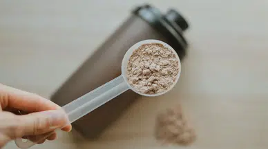 Protein tozu kilo aldırır mı? Kas gelişimi ve kilo kontrolü için doğru rehber