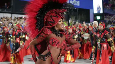 Rio Karnavalı geçit töreni renkli görüntülere sahne oldu