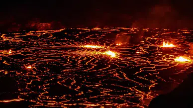 Kilauea Yanardağı'nda dev patlama: Lavlar gökyüzüne 300 metre yükseldi