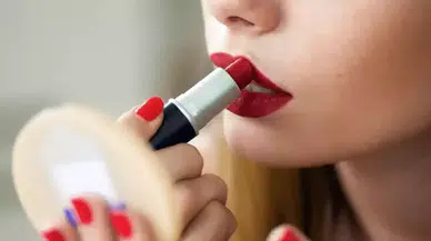Ruj sürmek orucu bozar mı? Diyanet’e göre oruçluyken dudak boyası kullanılır mı?